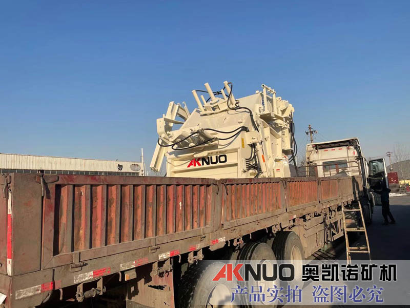 新款歐版反擊式破碎機廠家發貨現場